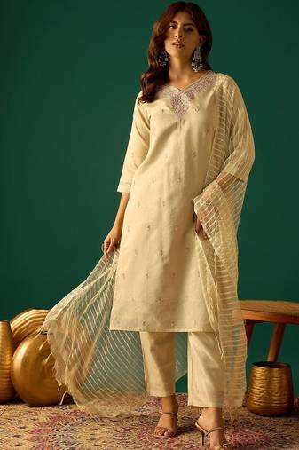 Women Embroidered Regular Thread Work Kurta with Trousers & Dupatta