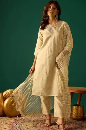 Women Embroidered Regular Thread Work Kurta with Trousers & Dupatta