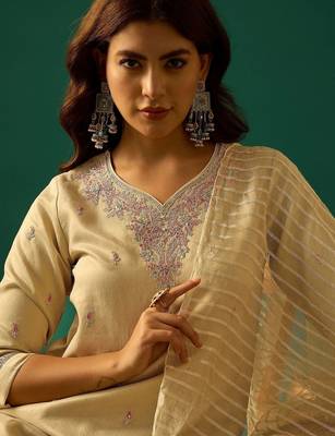 Women Embroidered Regular Thread Work Kurta with Trousers & Dupatta 2
