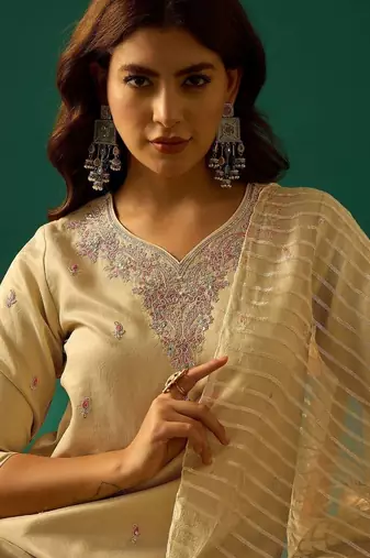 Women Embroidered Regular Thread Work Kurta with Trousers & Dupatta