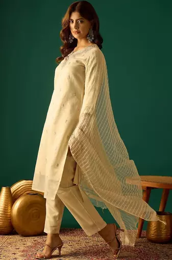 Women Embroidered Regular Thread Work Kurta with Trousers & Dupatta