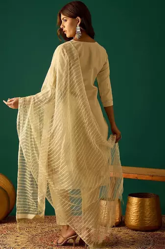Women Embroidered Regular Thread Work Kurta with Trousers & Dupatta