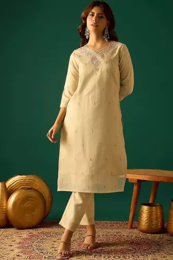 Women Embroidered Regular Thread Work Kurta with Trousers & Dupatta
