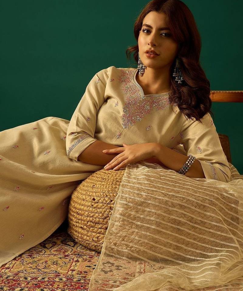 Women Embroidered Regular Thread Work Kurta with Trousers & Dupatta
