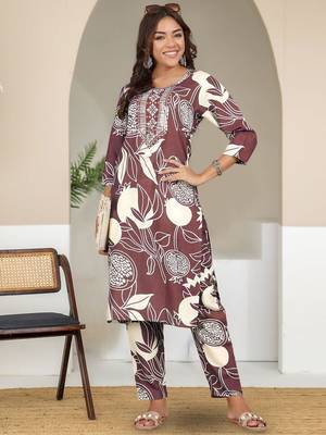 Women Floral Printed Kurta with Trousers 1