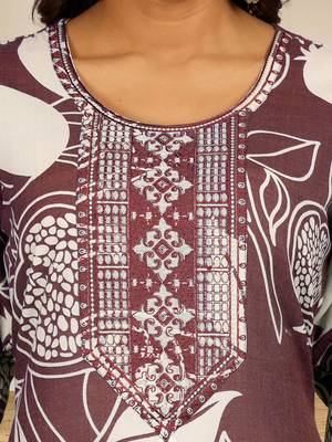 Women Floral Printed Kurta with Trousers 2