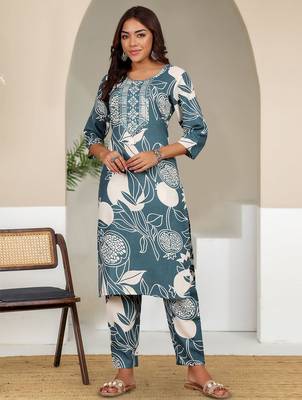 Women Floral Printed Kurta with Trousers 1
