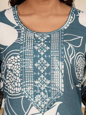 Women Floral Printed Kurta with Trousers 2