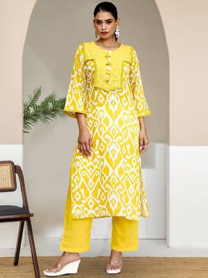 Women Ethnic Motifs Printed Kurta with Trousers 1