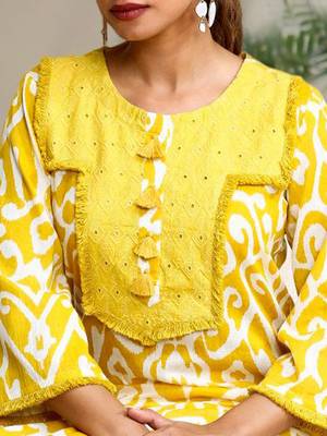 Women Ethnic Motifs Printed Kurta with Trousers 2