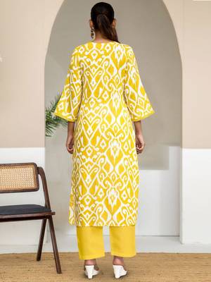 Women Ethnic Motifs Printed Kurta with Trousers 3