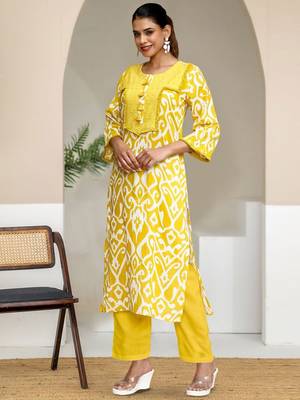 Women Ethnic Motifs Printed Kurta with Trousers 4
