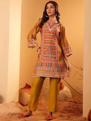 Women Chevron Printed Kurta with Trousers 1