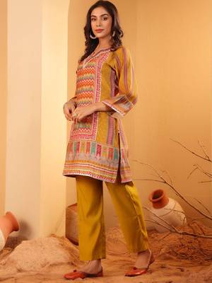 Women Chevron Printed Kurta with Trousers 4