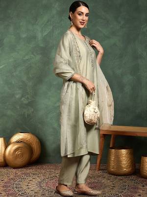 Women Ethnic Motifs Embroidered Kurta With Trousers & Dupatta Kurta Sets 3