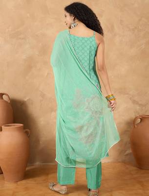 Women Floral Embroidered Kurta with Trousers & Dupatta 5