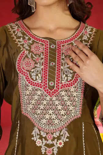 Floral Embroidered Thread Work Straight Kurta With Trousers & Dupatta