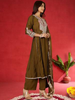 Floral Embroidered Thread Work Straight Kurta With Trousers & Dupatta 4
