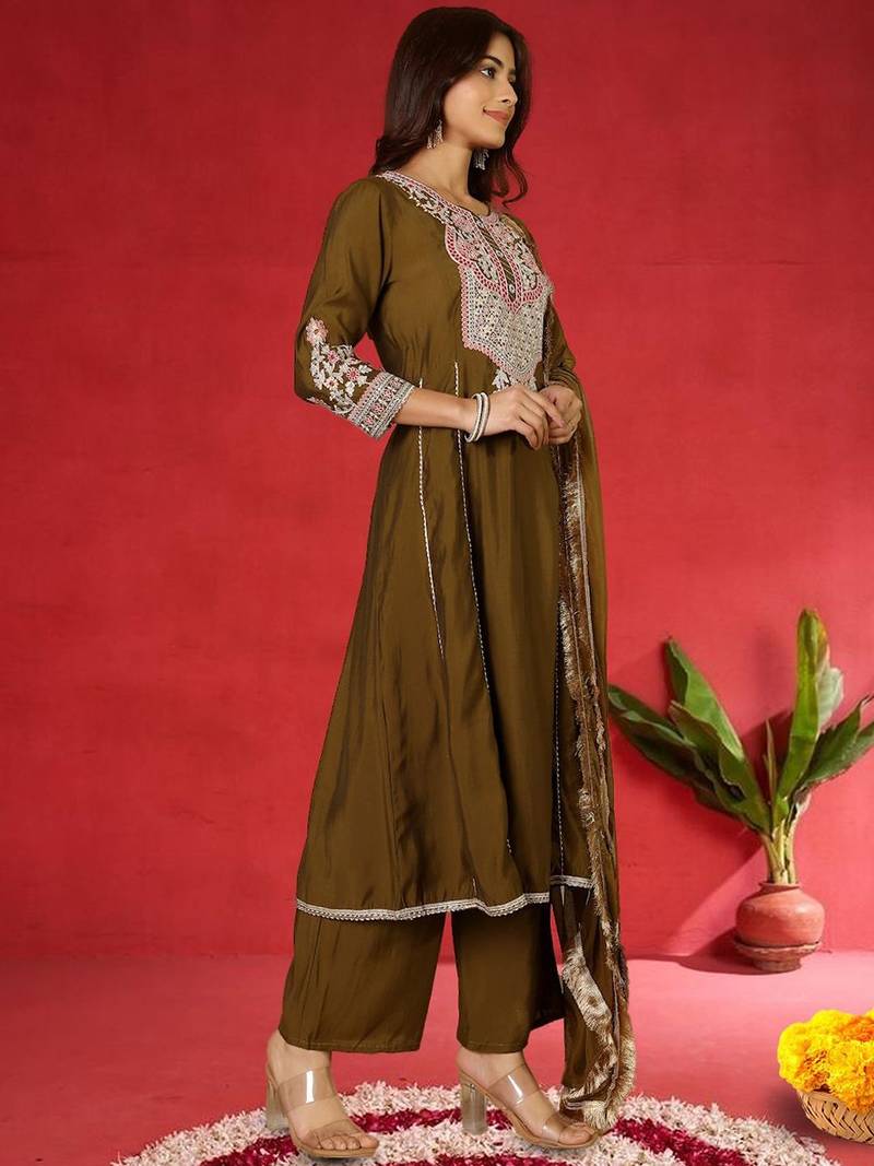 Floral Embroidered Thread Work Straight Kurta With Trousers & Dupatta