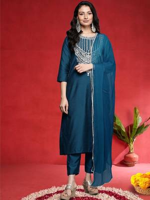 Women Ethnic Motifs Embroidered Kurta with Trouser & Dupatta 1