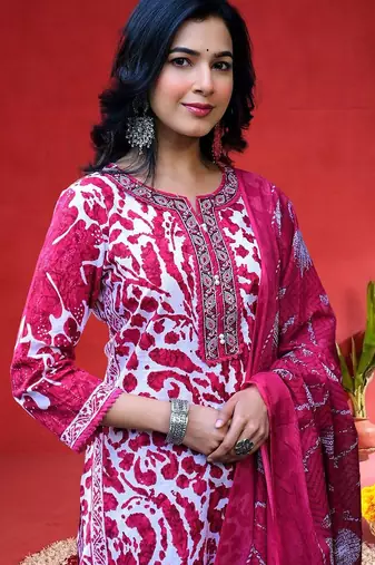 Floral Printed Thread Work Straight Kurta With Trousers & Dupatta