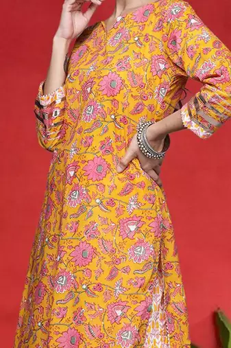 Women Floral Printed Regular Pure Cotton Kurti with Sharara