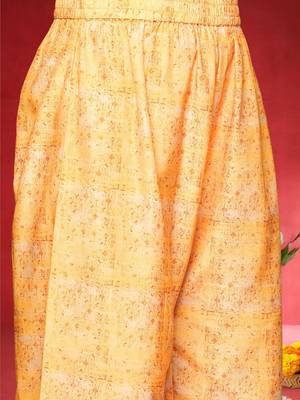 Geometric Printed V-Neck Straight Kurta With Trousers 3