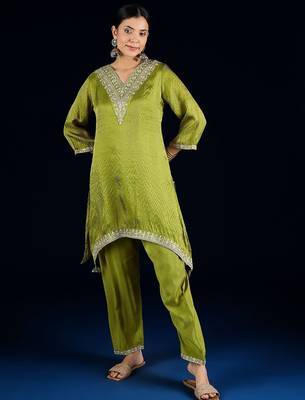 Women Floral Yoke Design V-Neck Kurta with Trouser 1