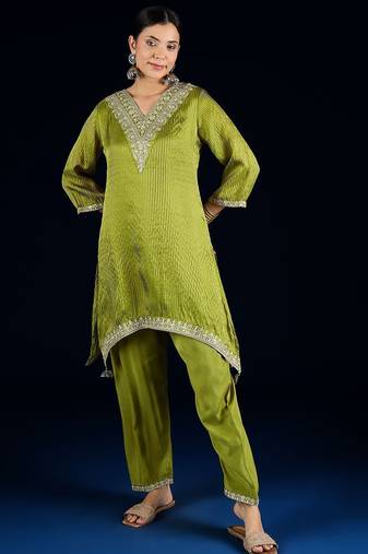 Women Floral Yoke Design V-Neck Kurta with Trouser