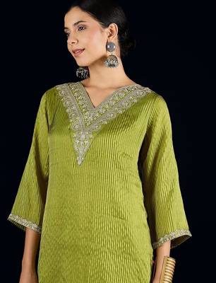 Women Floral Yoke Design V-Neck Kurta with Trouser 2