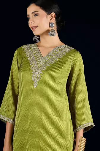 Women Floral Yoke Design V-Neck Kurta with Trouser