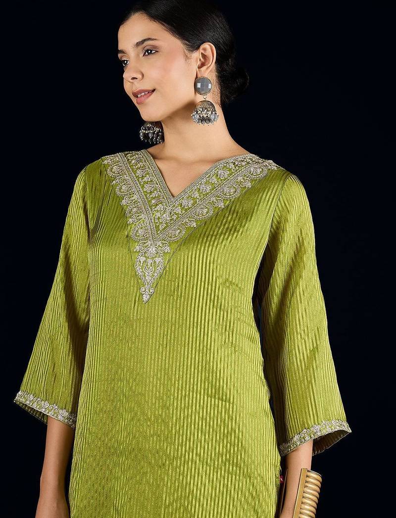 Women Floral Yoke Design V-Neck Kurta with Trouser