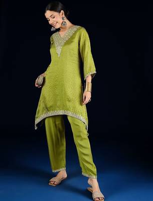 Women Floral Yoke Design V-Neck Kurta with Trouser 4