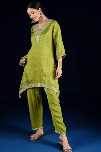 Women Floral Yoke Design V-Neck Kurta with Trouser