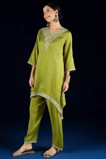 Women Floral Yoke Design V-Neck Kurta with Trouser