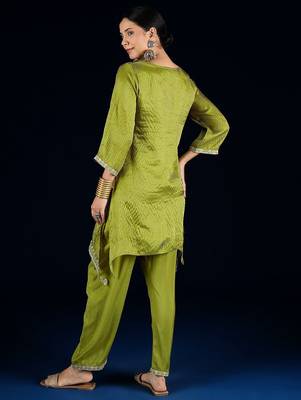 Women Floral Yoke Design V-Neck Kurta with Trouser 6