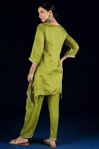 Women Floral Yoke Design V-Neck Kurta with Trouser