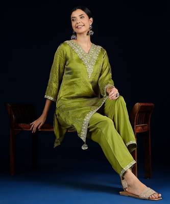 Women Floral Yoke Design V-Neck Kurta with Trouser 7