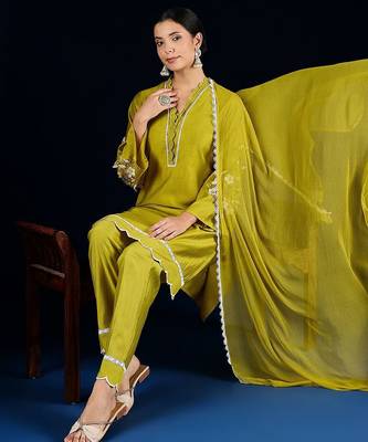 Women Solid Kurta with Trousers & Dupatta 1