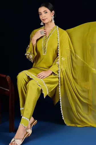 Women Solid Kurta with Trousers & Dupatta