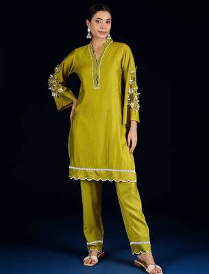 Women Solid Kurta with Trousers & Dupatta 2