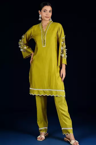 Women Solid Kurta with Trousers & Dupatta