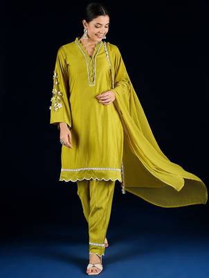 Women Solid Kurta with Trousers & Dupatta 6