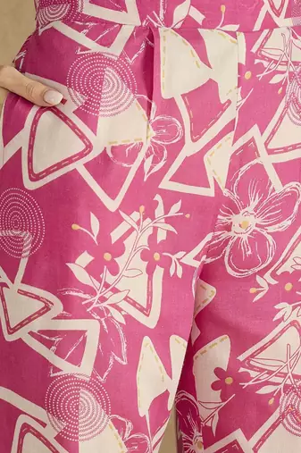 Women Floral Printed Kurta with Trousers