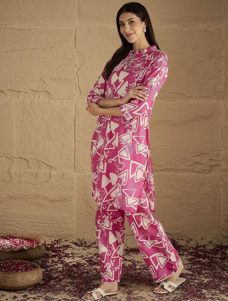 Women Floral Printed Kurta with Trousers