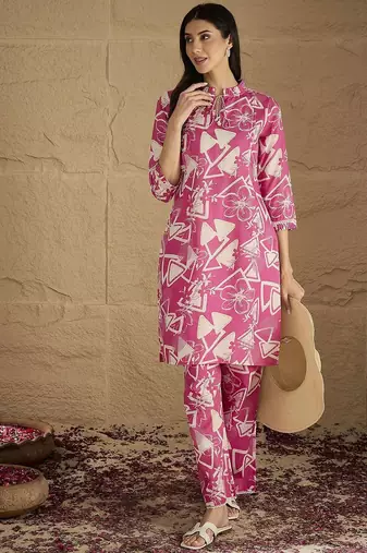 Women Floral Printed Kurta with Trousers