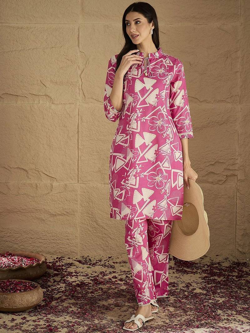 Women Floral Printed Kurta with Trousers