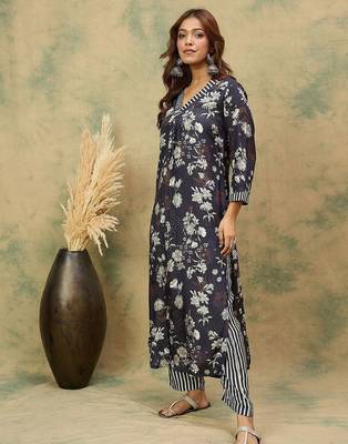 Floral Printed V-Neck Kurta With Trousers 4