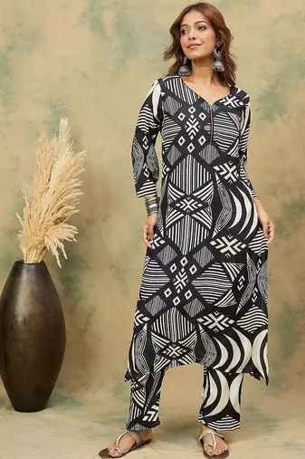 Women Geometric Printed V-Neck Kurta with Trousers