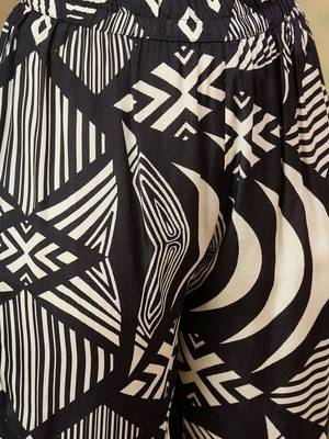 Women Geometric Printed V-Neck Kurta with Trousers 3